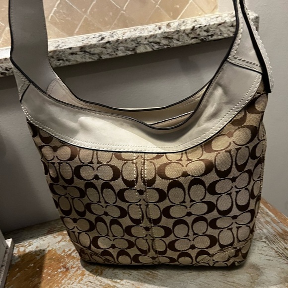 Vintage Coach Two tone Cream Tan Leather Shoulder Bag - Picture 3 of 17